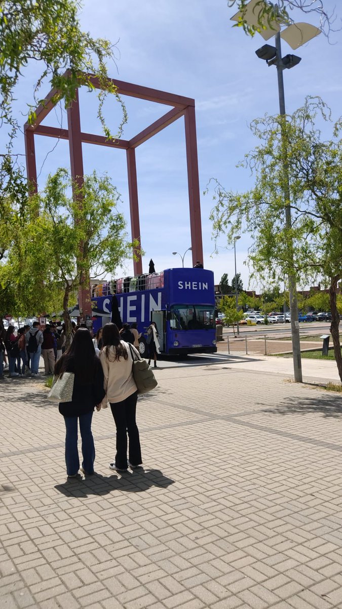 no voy un día a estudiar a derecho por la mañana: 
*viene un bus del shein*