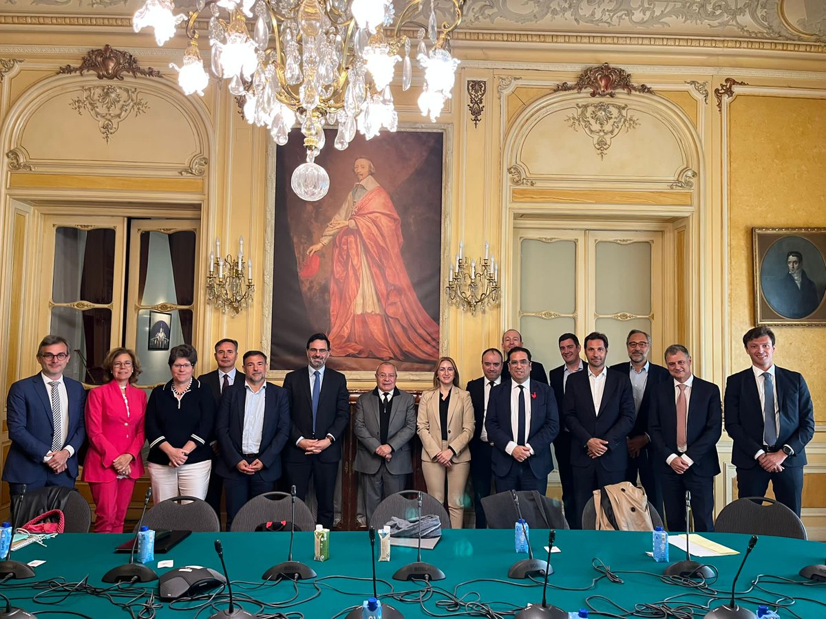 businessfrance's tweet photo. Le travail de la #TeamFranceExport est essentiel aux relations 🇫🇷🇪🇸 ! C’est en ce sens que se sont réunis @france_espagne, les @CCE, @businessfrance et la Chambre de Commerce franco-espagnole, afin d’échanger sur les opportunités d’affaires du marché espagnol. https://t.co/N19XTmMRKK