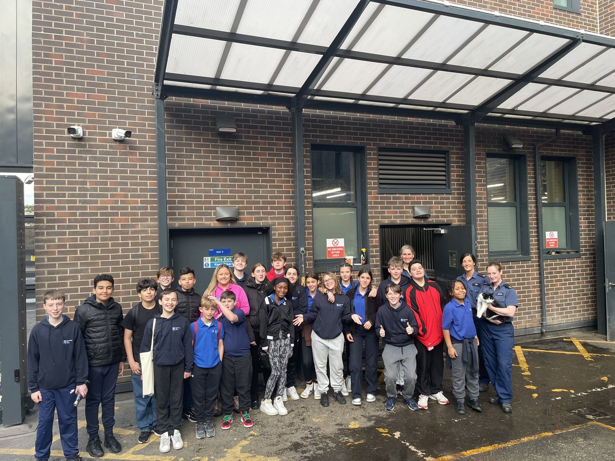 HammFulVPC's tweet photo. Last night the @MPSTaskforce hosted us at Hammersmith stables to see what they do &amp; of course the horses 🐴 

The cadets loved it &amp; they even got to feed them apples 🍏 &amp; carrots 🥕 https://t.co/8BgDp0NXnR