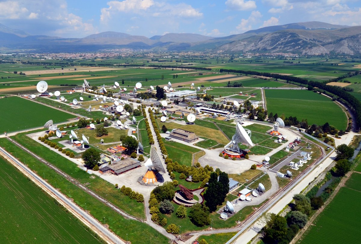 LDO_Fondazione's tweet photo. Il Centro Spaziale del #Fucino di @telespazio è uno dei più importanti #teleporti al mondo. Controlla i #satelliti in orbita e gestisce le missioni #spaziali. @LDO_Fondazione visiterà il centro, insieme alla classe del #LiceoDigitale #ITCGCARLOMATTEUCCI 
https://t.co/Zkyu8QvMtc https://t.co/3gtIlzBgXA