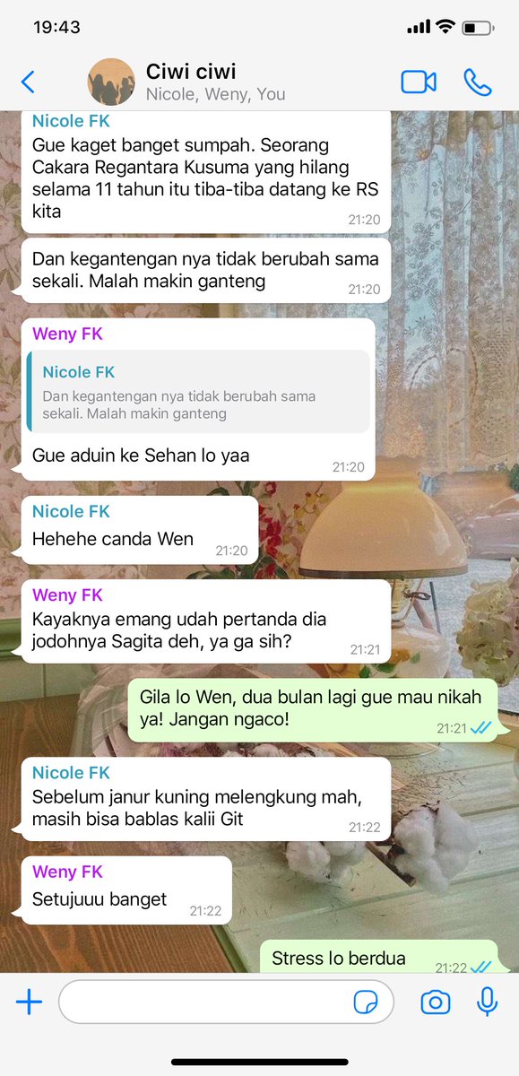 whtasmine's tweet photo. Prompt.
— Apartemen 1921.
Tentang mereka yang dipertemukan pada umur 19 dan 21 tahun, lalu berpisah. Kemudian kembali bertemu setelah 11 tahun lamanya. Kira-kira bagaimana takdir mempermainkan mereka?
#daviorgom #seulkai https://t.co/33OtSSt2vc