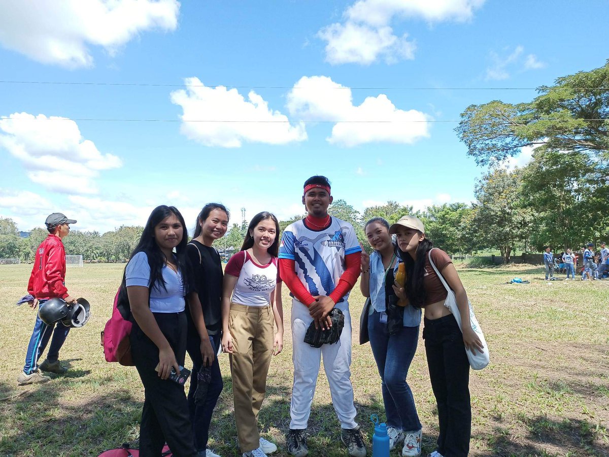 micahamnidaaa's tweet photo. As a supportive nga mga amiga HAHAHAHAHAHAHA

#CMUBAELS 
#WeNeverGoOutOfStyle 
#Doreenified https://t.co/vF3Ir2Tf31