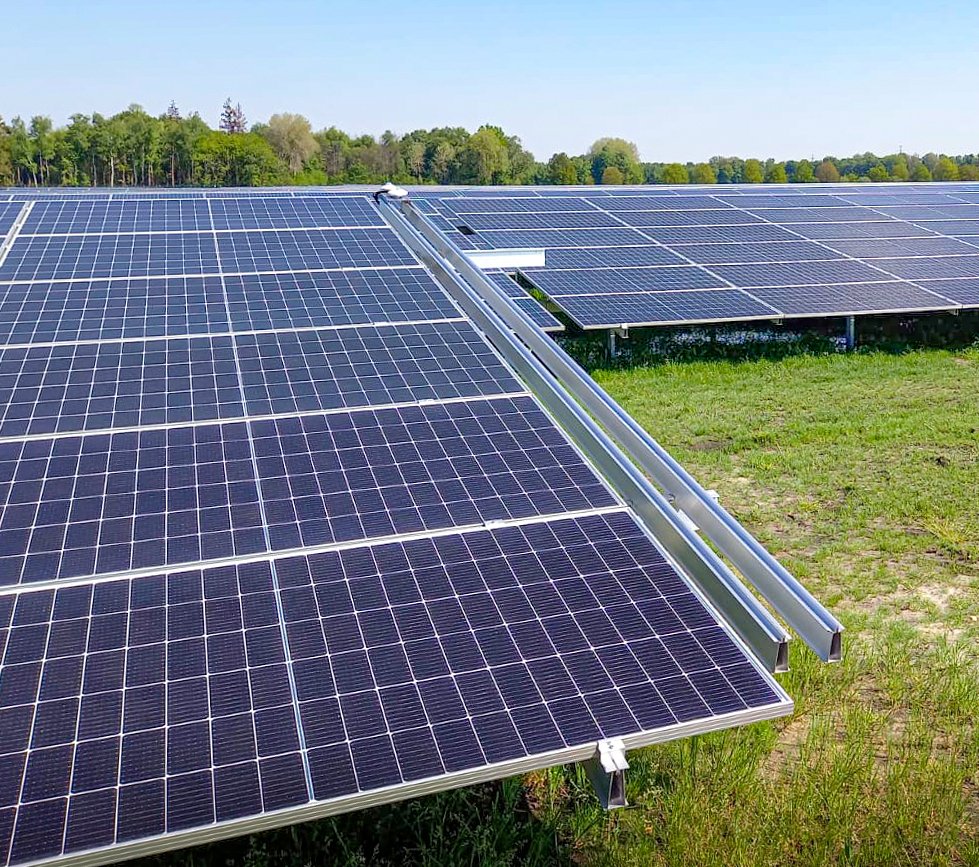Zaterdag zijn er zes zonneparken tussen Fluitenberg en Stadskanaal. Alle energie wordt via een kabel getransporteerd naar trafostation Stadskanaal. Wij maakten de gehele kabelroute (52km) obstakelvrij en droegen bij aan de uitbreiding van het trafostation. lnkd.in/egiypNZX