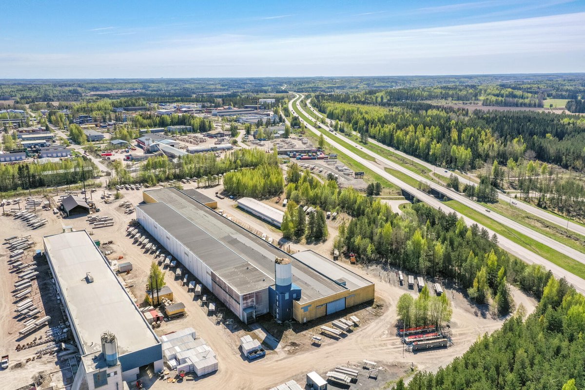 SenaattiK's tweet photo. Nurmijärven Karhunkorven teollisuusalueella on myynnissä hyvä logistiikkakiinteistö hienolla sijainnilla. Alue sijaitsee Nurmijärven kirkonkylän pohjoispuolella.

Tutustu ja tee tarjous 24.5.2023 mennessä: https://t.co/3VfJ1rxjFA

#nurmijärvi #varasto #kiinteistöt #senaattimyy https://t.co/LtHSl9khL2