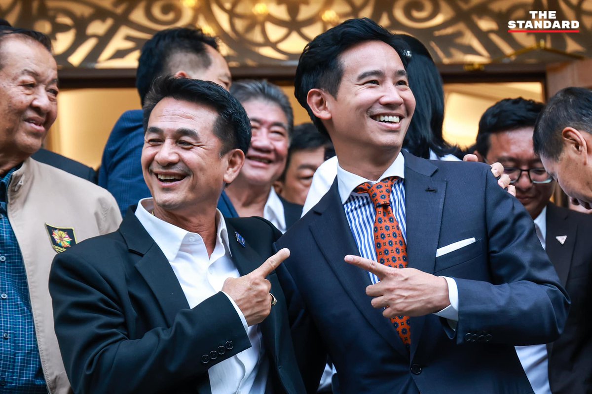 thestandardth's tweet image. เปิดภาพแรก 6 พรรคการเมืองจับมือจัดตั้งรัฐบาลเสียงข้างมาก 

ผ่านไปเกือบ 2 ชั่วโมง เวลาประมาณ 17.50 น. แกนนำจาก 6 พรรคการเมือง ประกอบด้วย พรรคก้าวไกล, พรรคเพื่อไทย, พรรคประชาชาติ, พรรคเสรีรวมไทย, พรรคไทยสร้างไทย และพรรคเป็นธรรม เดินลงด้านล่างของร้านอาหารซึ่งสื่อมวลชนรอทำข่าวอยู่…