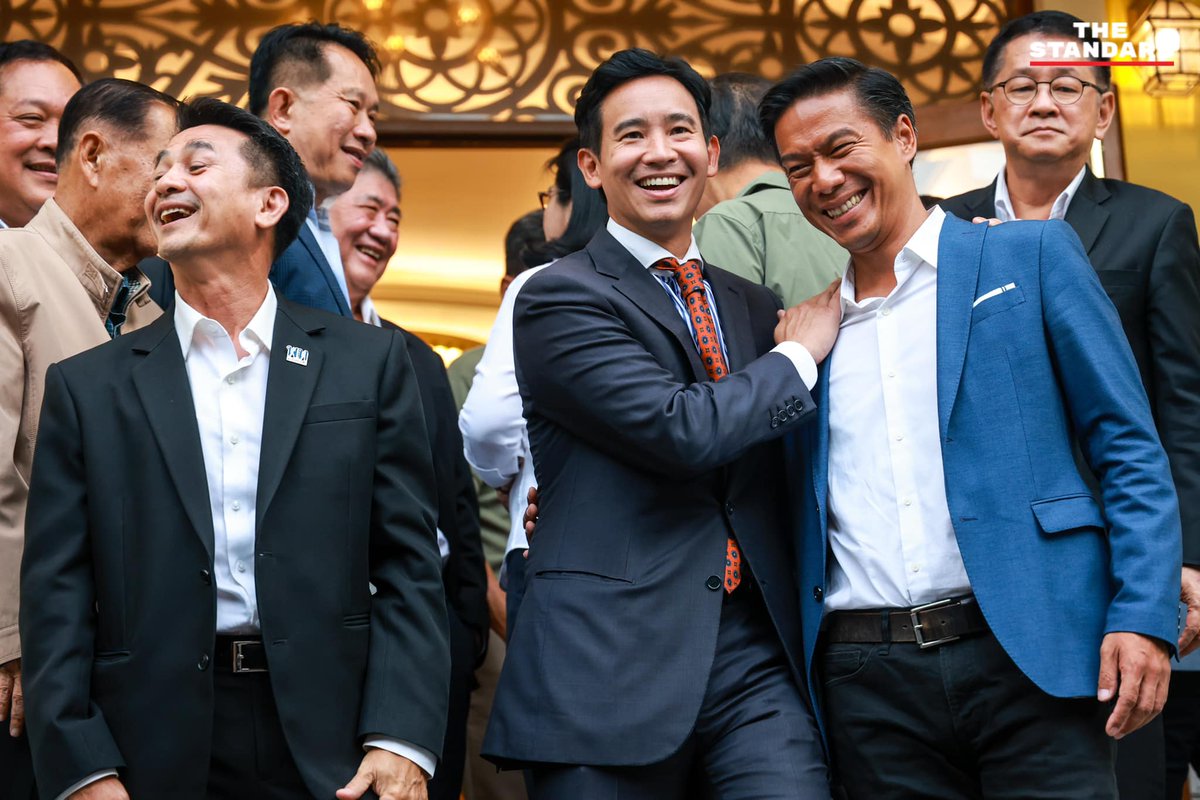 thestandardth's tweet image. เปิดภาพแรก 6 พรรคการเมืองจับมือจัดตั้งรัฐบาลเสียงข้างมาก 

ผ่านไปเกือบ 2 ชั่วโมง เวลาประมาณ 17.50 น. แกนนำจาก 6 พรรคการเมือง ประกอบด้วย พรรคก้าวไกล, พรรคเพื่อไทย, พรรคประชาชาติ, พรรคเสรีรวมไทย, พรรคไทยสร้างไทย และพรรคเป็นธรรม เดินลงด้านล่างของร้านอาหารซึ่งสื่อมวลชนรอทำข่าวอยู่…