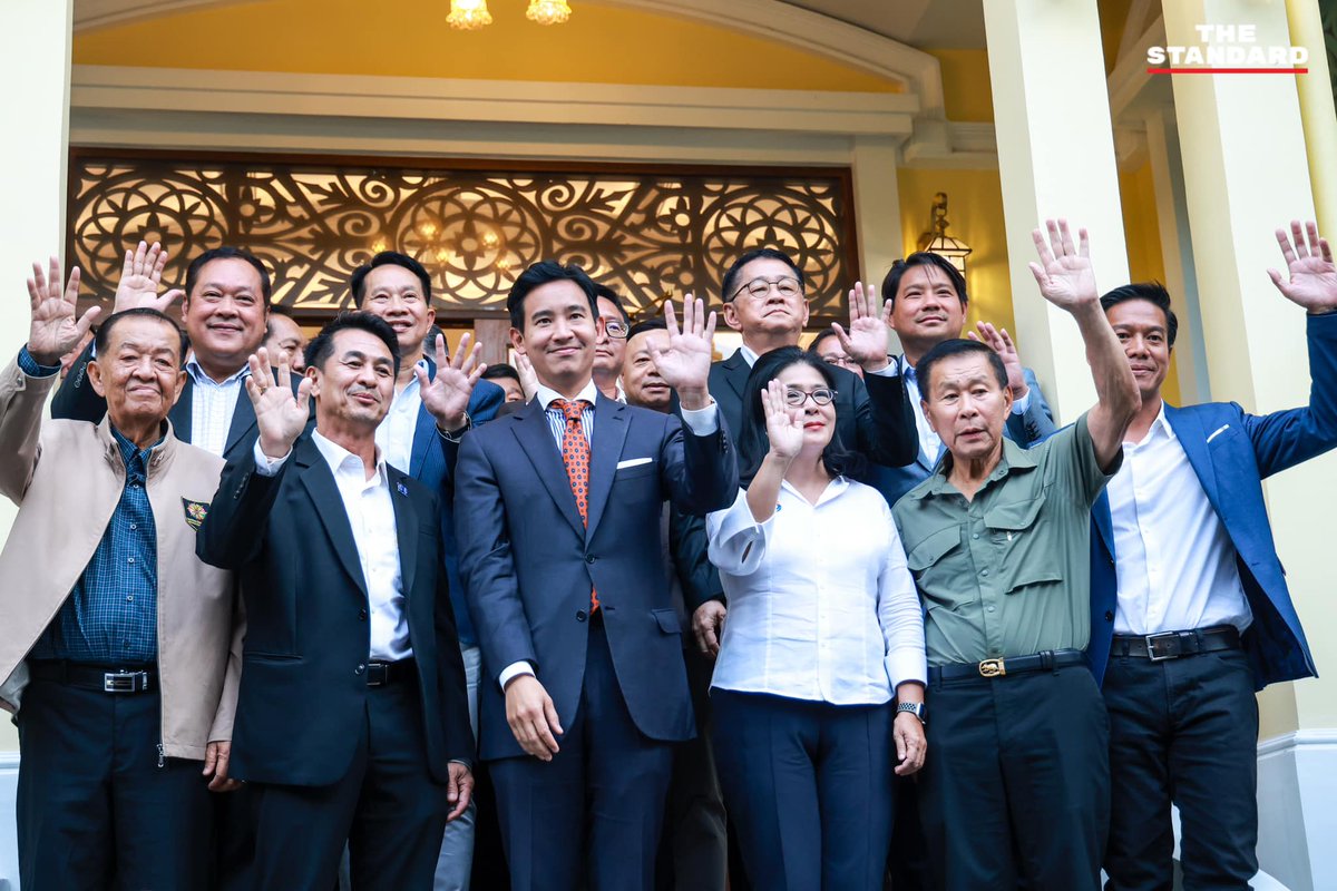 thestandardth's tweet image. เปิดภาพแรก 6 พรรคการเมืองจับมือจัดตั้งรัฐบาลเสียงข้างมาก 

ผ่านไปเกือบ 2 ชั่วโมง เวลาประมาณ 17.50 น. แกนนำจาก 6 พรรคการเมือง ประกอบด้วย พรรคก้าวไกล, พรรคเพื่อไทย, พรรคประชาชาติ, พรรคเสรีรวมไทย, พรรคไทยสร้างไทย และพรรคเป็นธรรม เดินลงด้านล่างของร้านอาหารซึ่งสื่อมวลชนรอทำข่าวอยู่…