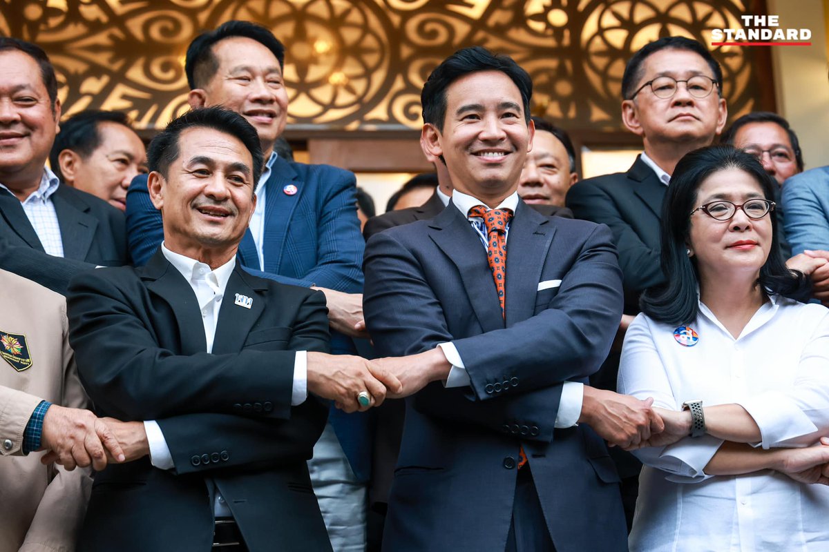 thestandardth's tweet image. เปิดภาพแรก 6 พรรคการเมืองจับมือจัดตั้งรัฐบาลเสียงข้างมาก 

ผ่านไปเกือบ 2 ชั่วโมง เวลาประมาณ 17.50 น. แกนนำจาก 6 พรรคการเมือง ประกอบด้วย พรรคก้าวไกล, พรรคเพื่อไทย, พรรคประชาชาติ, พรรคเสรีรวมไทย, พรรคไทยสร้างไทย และพรรคเป็นธรรม เดินลงด้านล่างของร้านอาหารซึ่งสื่อมวลชนรอทำข่าวอยู่…