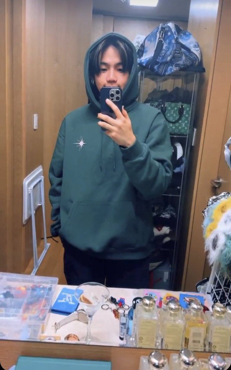 12solamifasol's tweet photo. pov: him giving his fit selfie to you before going to work https://t.co/2wRmcnDDfu
