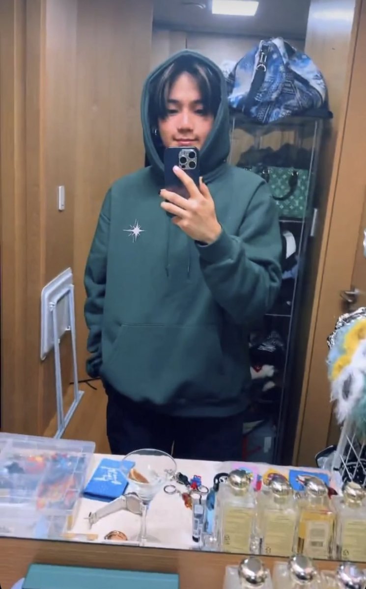 12solamifasol's tweet photo. pov: him giving his fit selfie to you before going to work https://t.co/2wRmcnDDfu