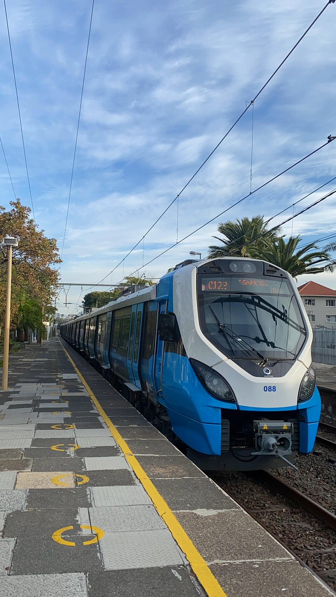 MetrorailWC's tweet photo. Good afternoon Cape Town . Hope you have had an amazing Wednesday. #Trainreport team is here to assist you with your afternoon peak train commute. Which station are you at and en-route ? ^SM https://t.co/3wJY1v66yL