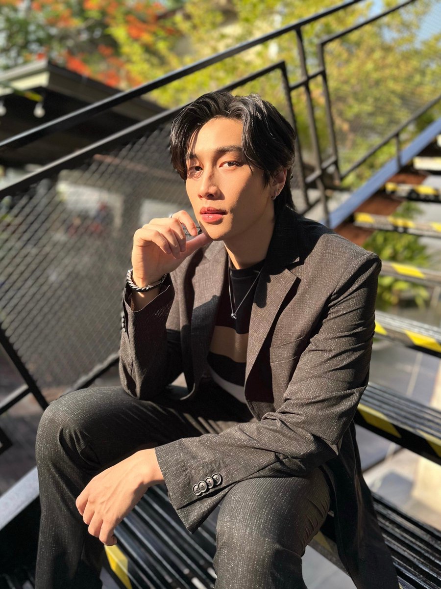 beoncloud_th's tweet image. ไบเบิ้ล @biblesumett ของเราวันนี้ มาในลุค Smart Casual หล่อ เท่ สมาร์ท สุด ๆ ✨🖤 ชอบลุคนี้ของไบเบิ้ลกันมั้ยย~

#BOSSAndSOHOHousePartyxBible 
#SOHOHousePartyByBOSSxBible
#BeYourOwnBOSS