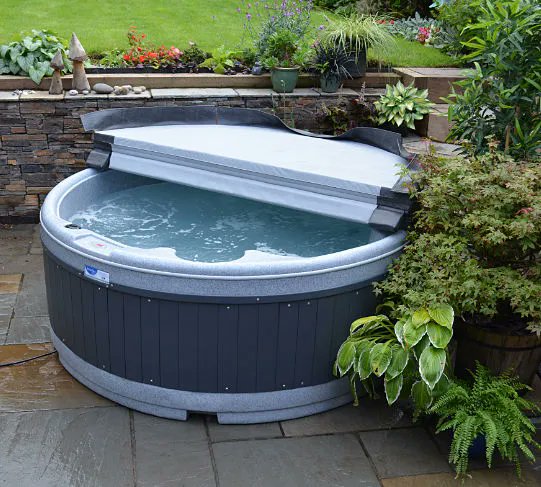 TheHolidayCots's tweet photo. Hire the Quatro spa hot tub when you stay at Nutley Farm. The perfect way to end the day with family whilst reclining in the therapy seat.
๐Sleeps 1-4
https://t.co/5SBMBBP8Bc
#Winfrith #Dorchester #Dorset #AwardWinning #HolidayHomes #Farm #Animals #DogsWelcome #HotTub https://t.co/VEHSbFvh1w