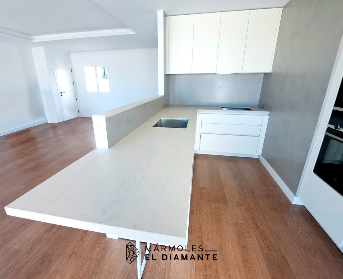 💎 ¿Qué tienen las cocinas blancas que enamoran? Es uno de los colores estrella para los muebles, gracias a que no pasan de moda, son muy versátiles y luminosas y tienen la virtud de ampliar el espacio. 
#MármolesElDiamante #TuExpertoenEncimeras #TuExpertoenDekton #Encimeras