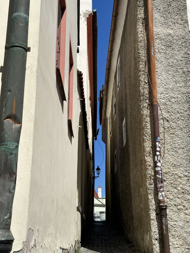 CheKape_CK's tweet photo. The beauty of old city Cesky Krumlov. We visited the city from Prague, it was an one day trip that we definitely lovedโ๏ธ๐
Do you enjoy #RoadTrip ?
I do as you can stop wherever & whenever you want
#CheKape
#girlstrip
#stylist
#TravelMoreForLess
#TravelWithStyle
#SylviaC https://t.co/xjfpzMMynY