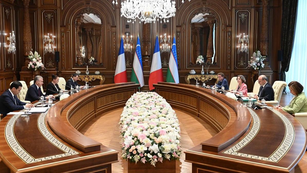 AFD_France's tweet photo. Le président Mirziyoyev @president_uz a reçu notre directeur général @RiouxRemy à #Samarcande 🇺🇿. 

Une belle opportunité d'échanger sur la stratégie de #DéveloppementDurable de l'#Ouzbékistan et continuer à travailler sur des projets communs au bénéfice des ouzbeks. 
#EBRDam https://t.co/FUry2Vi1lz