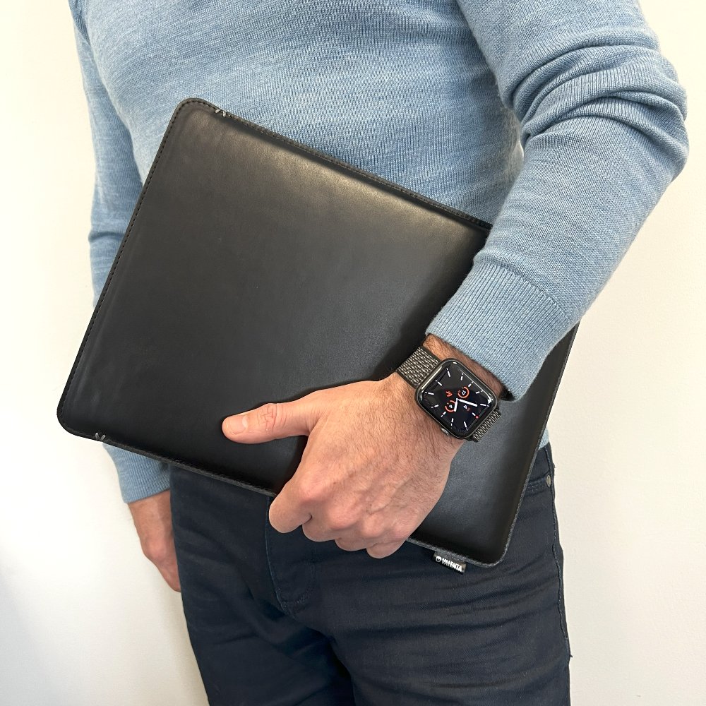valentaleather's tweet photo. Prachtige Sleeve voor alle MacBooks en iPads - https://t.co/cltxaIaQ7b Shop nu!
https://t.co/No08DV8Qy2 https://t.co/7cFBSB2kk2
