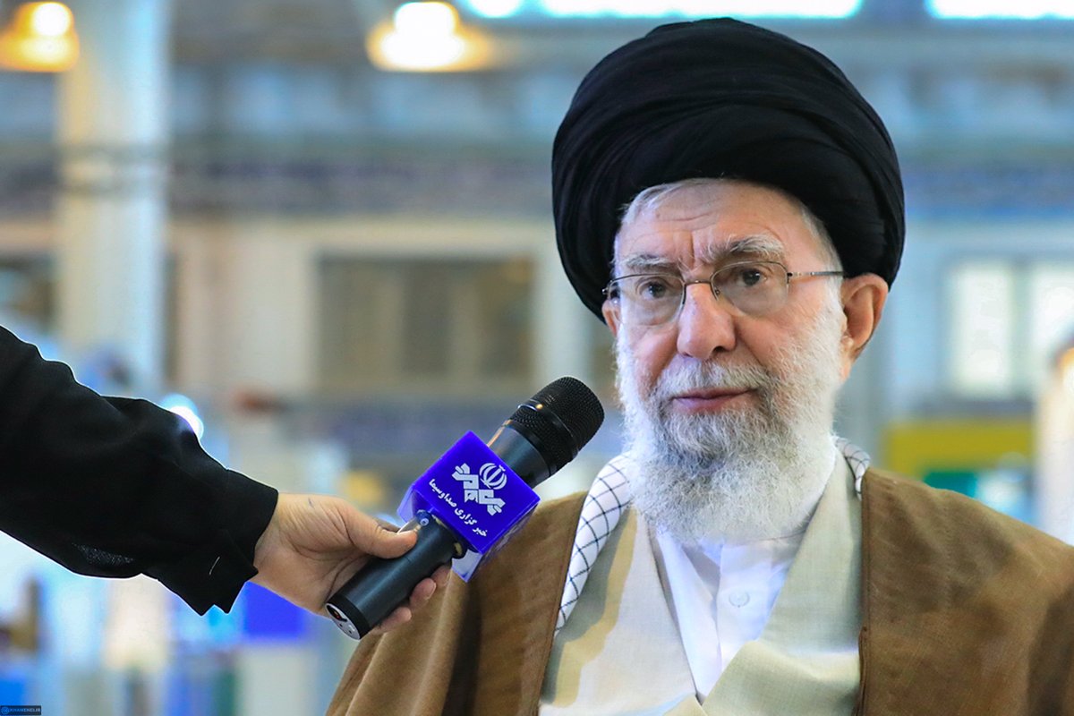 من کتاب زیاد میخوانم؛ کتاب فنیِ تخصصی، علمی، رمان، بخصوص خاطرات؛ این کتابهای خاطرات دفاع‌ مقدس و دفاع از حرم خیلی باارزش است؛ یک گونه جدید از کتاب‌سازی و تولید کتاب است که خوب راه افتاده و نویسنده‌های خانم هم خیلی در آن فعالند و نوشته‌های بسیار خوبی دارند، از آنها زیاد میخوانم.