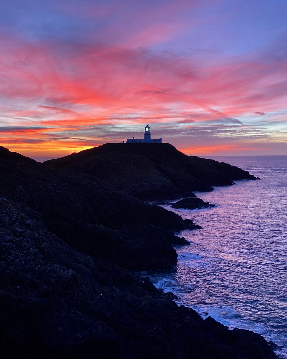 @StormHour Dramatic evening #sky at #StrumbleHead in #Pembrokeshire, #Wales...one of the most beautiful #twilights I've ever been lucky enough to see ♥️🏴󠁧󠁢󠁷󠁬󠁳󠁿

#StormHour #POTM #StrumbleHeadLighthouse #PembrokeshireCoast