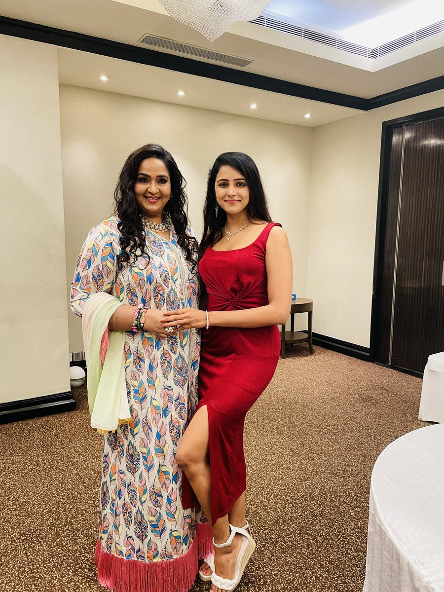 A good vibe state of mind 
💫🥰
Her vibe is welcoming & her positive energy is contagious 💖
@ActressRadha mam 🤗
One of my favourite picture to post 🩷🤎💙❤️

#vibes #smile #positivevibes #positiveenergy #radhanair #subikshakrishnan #onlypositivevibes❤️