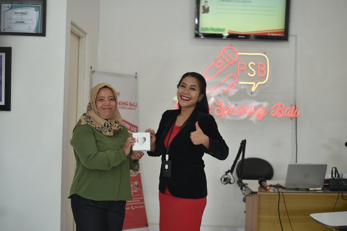 Denpasar (17/5) Pelatihan Public Speaking hari kedua di "Public Speaking Bali", seluruh peserta diajak untuk berkreasi &amp; berani tampil kedepan. Semangat!

#PusdatinKKP #PusdatinKKPjuara #PusdatinBerAKHLAKjuara #KKKThrive #EkonomiBiru #MenteriKKP #KKPGOID #BPISDKP #InFoMarFish