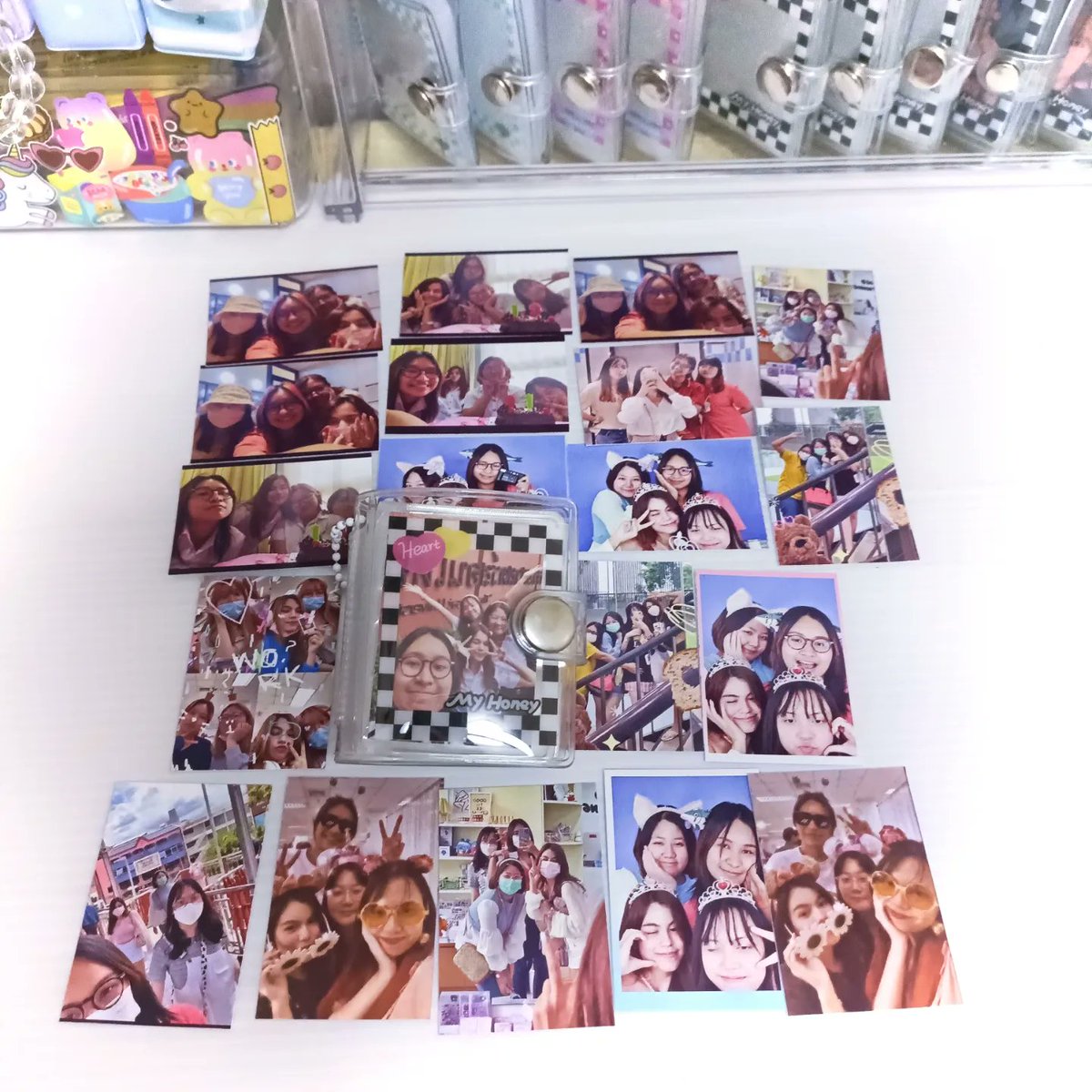 zaiiapinya's tweet photo. ลูกค้าสั่งเป็นของขวัญให้เพื่อนค่ะ น่ารักมากเลยแก๊งนี้ 😻 89 บาท
#พวงกุญแจใส่รูป #พวงกุญแจอัลบั้มรูป #อัลบั้มรูปจิ๋ว #อัลบั้มไอดีโฟโต้ #มินิคอลเล็คบุ๊ค #ของขวัญ #ตลาดนัดซีรี่ย์วาย #ตลาดนัดkpop #ตลาดนัดcpop #รีวิว #minicollectbook #collectbook #miniphotoalbum #photokeychain https://t.co/U9myAE5byS