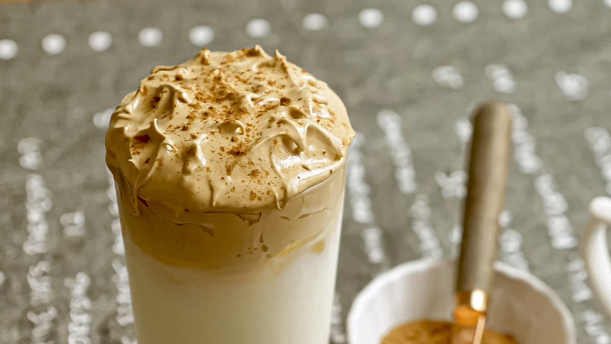 littlechefasia's tweet image. FULL RECIPE 👉 imlittlechef.com/dalgona-milo | Dalgona Milo is a delightful cold beverage hailing from Korea. The creamy, frothy MiloMilo, whipped to perfection and served over a refreshing glass of cold milk, is perfect for any time of the day. #dalgonamilo #dalgonarecipe