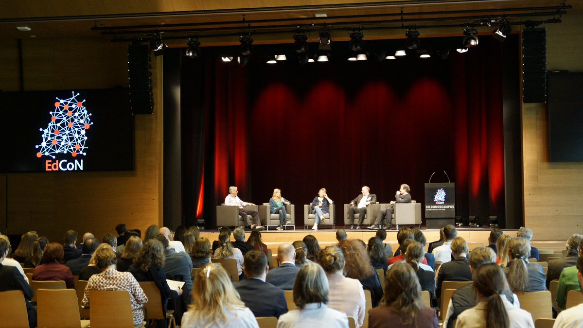 Sie konnten am EdCoN-Learning Festival auf dem Bildungscampus in #Heilbronn nicht teilnehmen oder möchten sich gerne die Inhalte des Tages noch einmal im Nachklang 💭anschauen? Kein Problem!👉Auf unserer Website lnkd.in/dAaYA9zu finden Sie viele Inhalte vom Tag.
#DHBW