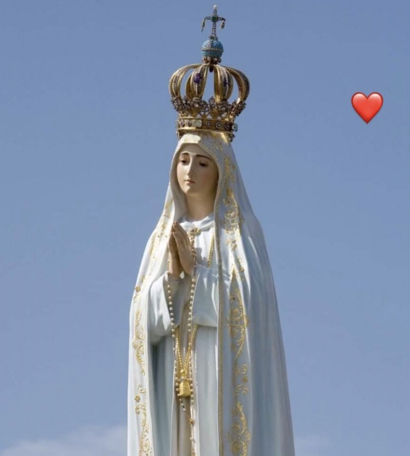 Te entrego a mi Ecuador. 
No nos sueltes, hoy más que nunca Madre Adorada.