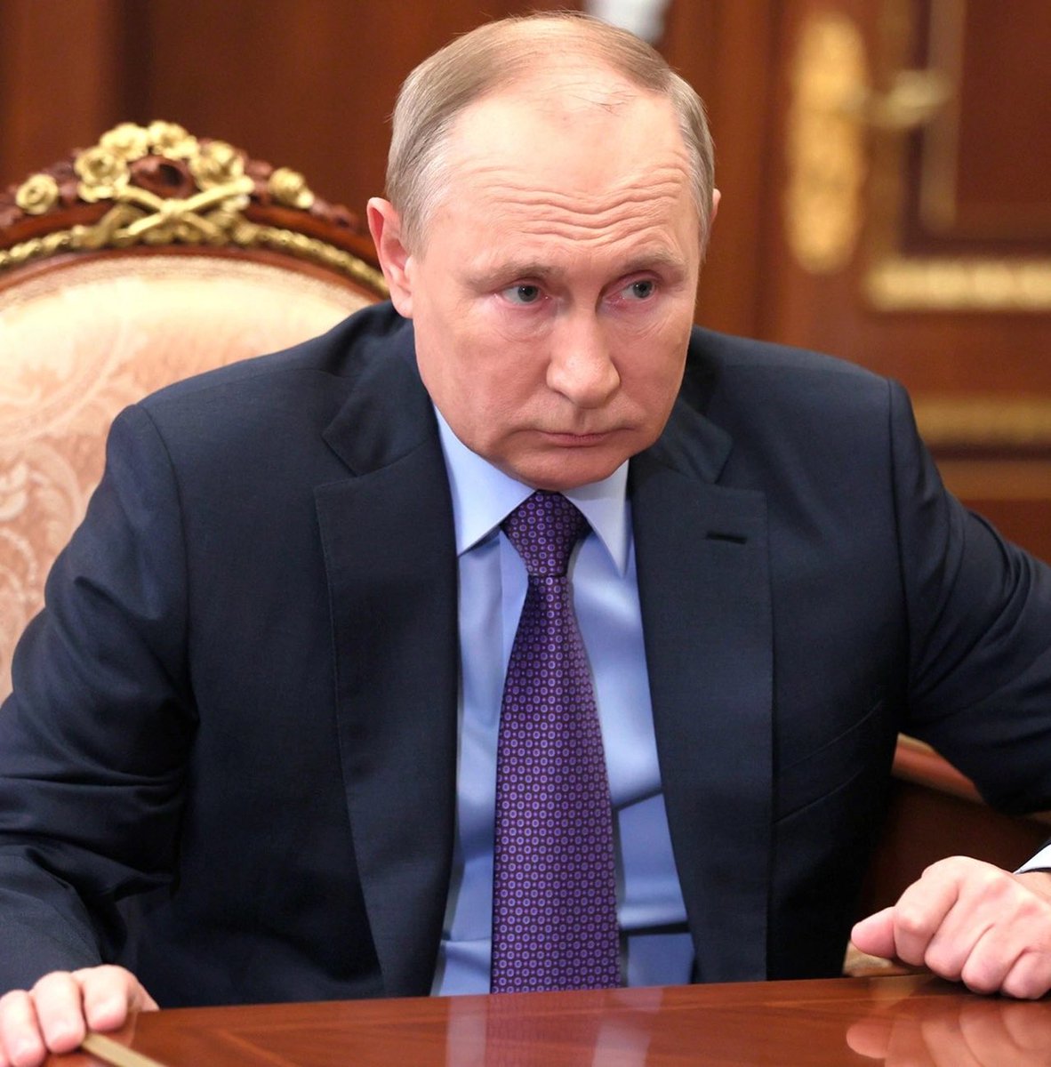 Владимир Путин объяснил, почему  средние зарплаты россиян не достигли, ранее обещанных президентом, показателей в 2700 долларов. 

По словам главы государства, во всём виноват финансовый кризис, «пришедший извне».