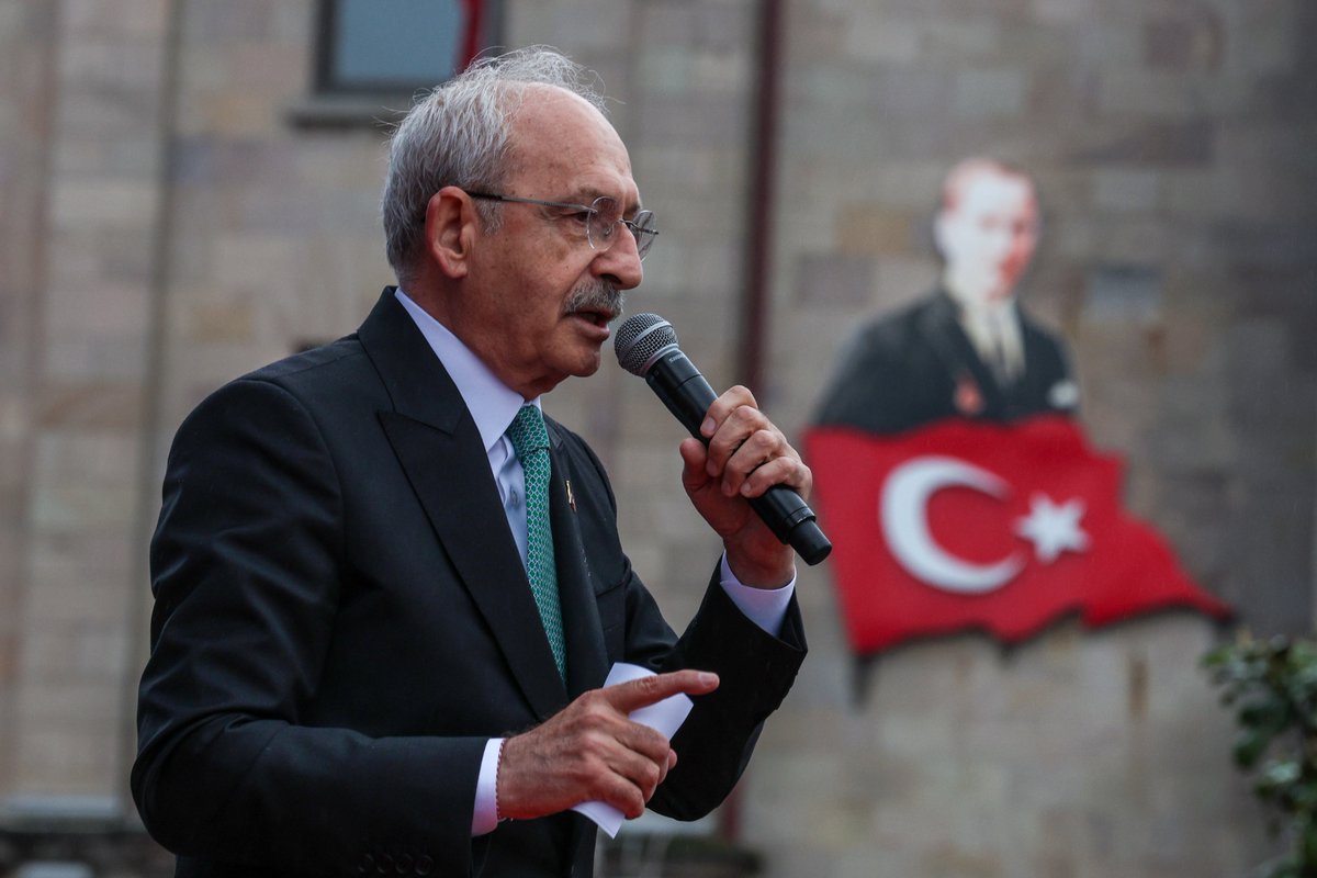 Kemal Kılıçdaroğlu:

Kadınlara eşya gibi bakıp onlara sahiplendireceği söyleyenlere, kadınları domuz bağı ile katledenlere, küçücük çocuklara evlatlarımıza göz koyanlara vatanımızı bırakmayacağız.
