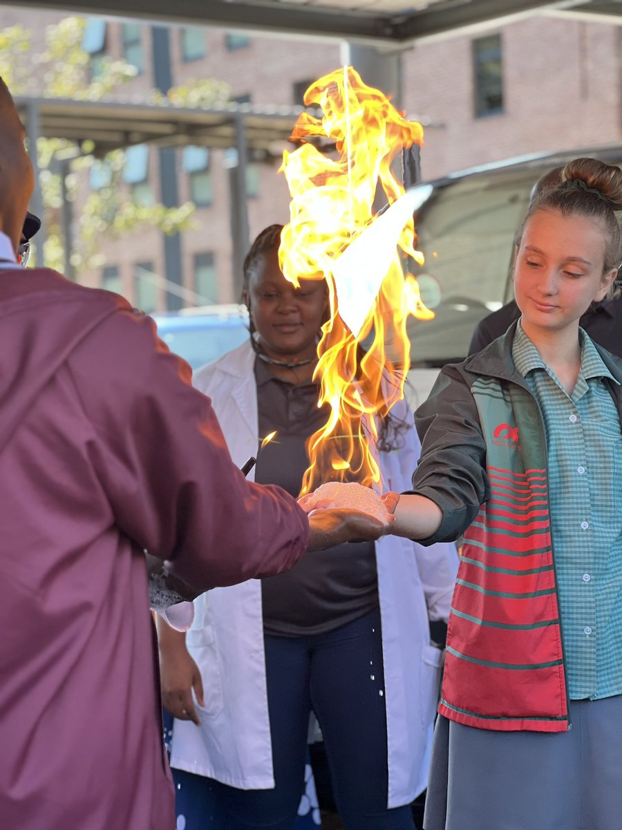 ButiManamela's tweet image. Taking Science to the people, but this looks like witchcraft!!! @SasolSA Science Labs and @UniMpumalanga and @dsigovza collaboration!!!