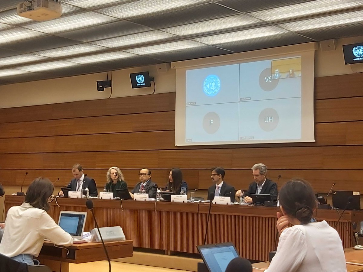 ciel_tweets's tweet photo. JUST STARTED: 2023 #GenevaDialogues on #HumanRights &amp; #ClimateChange convening at Palais des Nations 🇺🇳🇨🇭.

The dialogues will address existing gaps &amp; potential next steps on 5 themes:
✨#LossAndDamage;
✨Just transition;
✨#FossilFuels;
✨Civic space;
✨False climate solutions. https://t.co/RXrPJD378i