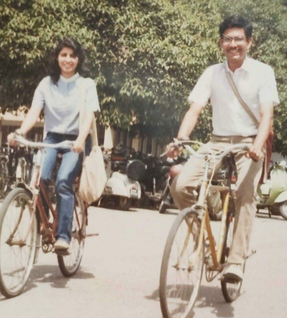jayantsinha's tweet photo. Joining the trend...
#MeAt22 with @PunitaKSinha during the final year of our engineering at @iitdelhi.
I am nominating three other fellow IITians to share their throwback pictures: Hon. @AshwiniVaishnaw ji, @chetan_bhagat, & @deepigoyal. https://t.co/9xJ0p1wFc5