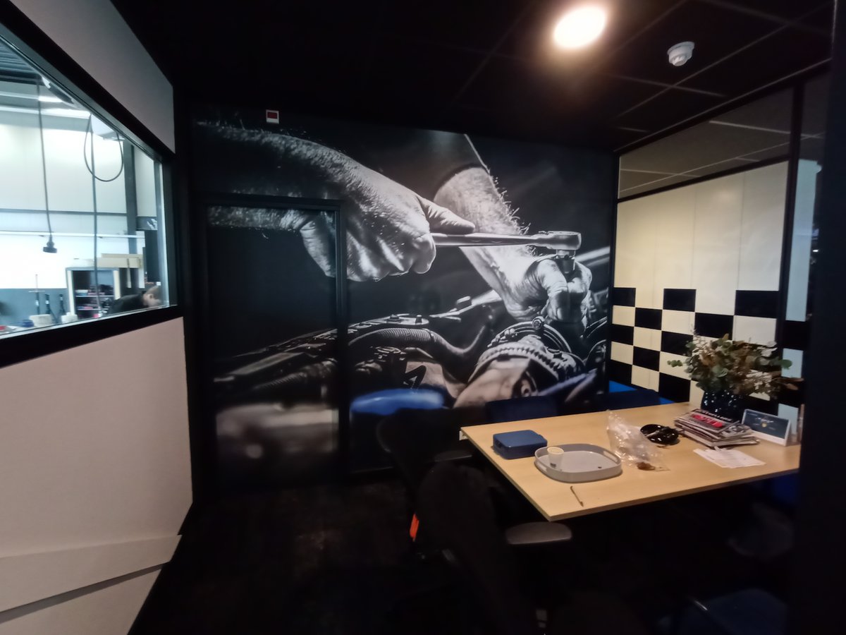 rvmreclame's tweet image. Weer prachtige airtex behang mogen aanbrengen! En dit keer bij Autobedrijf van Herick. Ook hebben wij de glazen wanden voorzien van blokken in stickervinyl.

#airtex #autobedrijfvanherick #stickervinyl #reclame #rvmreclame #goedgezien