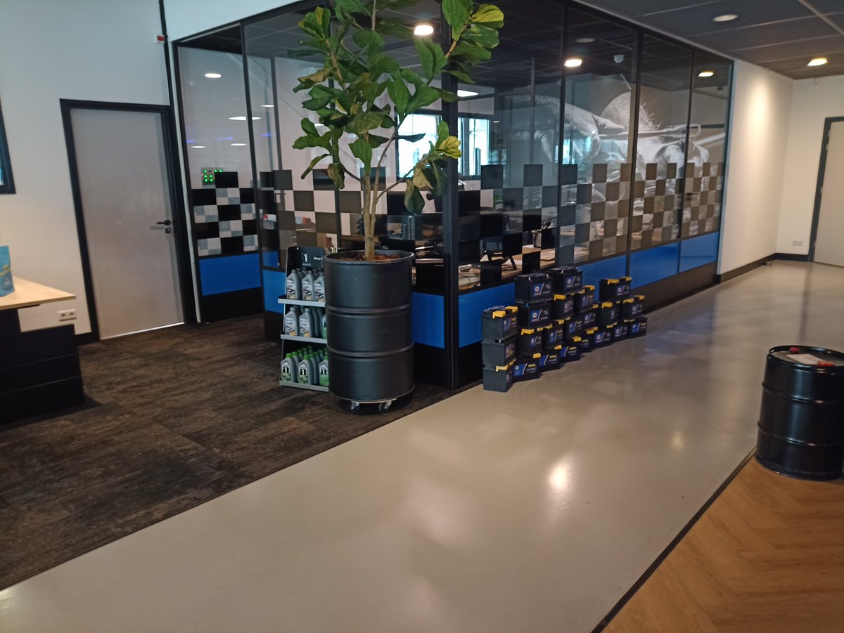 rvmreclame's tweet image. Weer prachtige airtex behang mogen aanbrengen! En dit keer bij Autobedrijf van Herick. Ook hebben wij de glazen wanden voorzien van blokken in stickervinyl.

#airtex #autobedrijfvanherick #stickervinyl #reclame #rvmreclame #goedgezien