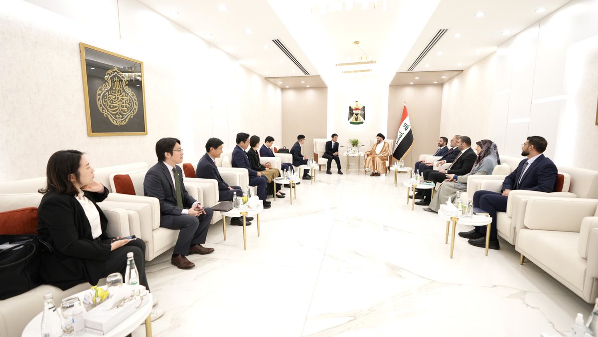 Ammar_Alhakeem's tweet photo. بعد استقبالنا وفدا نيابيا وحكوميا من جمهورية كوريا الجنوبية تبادلنا وجهات النظر حول تطورات الواقع العراقي ومستوى العلاقات البينية بين بغداد وسيؤول، واستمعنا إلى مدى إعجابهم بحالة الاستقرار التي يعيشها العراق،  حيث قلنا إن حالة الاستقرار العام الحالية تعود للاستقرار السياسي والأمني والاجتماعي الذي تشهده البلاد، وبيّنا طبيعة الحكومة الحالية ومستوى اهتمامها بالخدمات وتحسين الاقتصاد كما أنها حكومة تحظى بغطاء نيابي يتمثل بإئتلاف إدارة الدولة.
بيّنا أيضا أن كوريا الجنوبية وقفت مع العراق وحضرت في مشهده في أحلك الظروف، وأكدنا هنا أن لكوريا وشركاتها الأولوية في حملات الاعمار الحالية والقادمة.