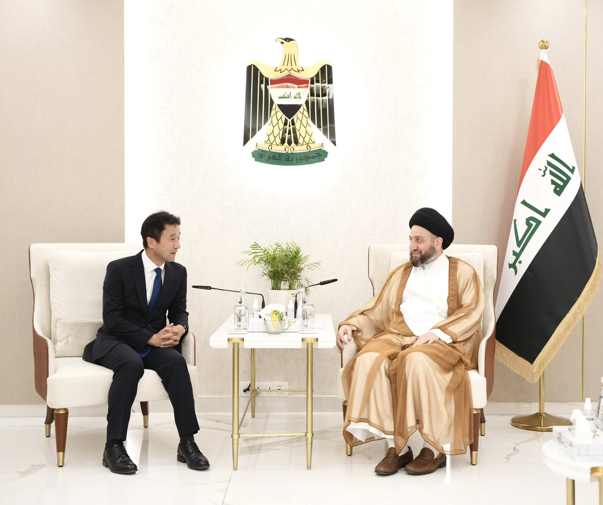 Ammar_Alhakeem's tweet photo. بعد استقبالنا وفدا نيابيا وحكوميا من جمهورية كوريا الجنوبية تبادلنا وجهات النظر حول تطورات الواقع العراقي ومستوى العلاقات البينية بين بغداد وسيؤول، واستمعنا إلى مدى إعجابهم بحالة الاستقرار التي يعيشها العراق،  حيث قلنا إن حالة الاستقرار العام الحالية تعود للاستقرار السياسي والأمني والاجتماعي الذي تشهده البلاد، وبيّنا طبيعة الحكومة الحالية ومستوى اهتمامها بالخدمات وتحسين الاقتصاد كما أنها حكومة تحظى بغطاء نيابي يتمثل بإئتلاف إدارة الدولة.
بيّنا أيضا أن كوريا الجنوبية وقفت مع العراق وحضرت في مشهده في أحلك الظروف، وأكدنا هنا أن لكوريا وشركاتها الأولوية في حملات الاعمار الحالية والقادمة.