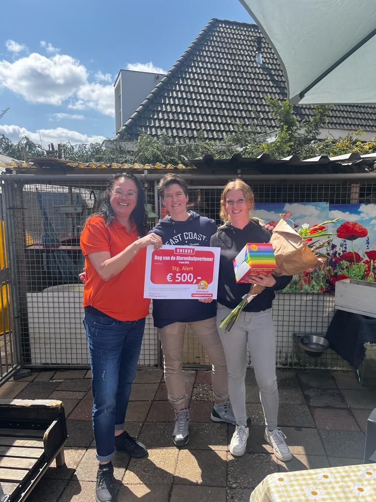 DierenLot's tweet photo. Drie geweldige vrouwen die dieren in nood een warm hart toedragen: Camilla Veenhuizen van Stichting Alert , Jolanda Lichtenberg van @Dierenwelzijnw1 en Natascha van Genderen van Wetland Cats
#dagvandedierenhulpverlener #WenumWiesel #Walcheren #Gouderak https://t.co/QxnwwLFwyj