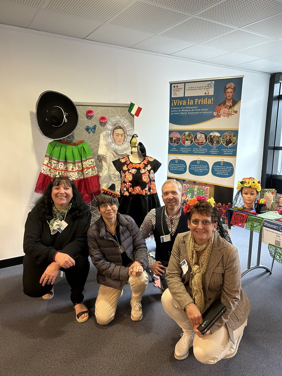 #JNI2023 
L’action ¡Viva la Frida ! lauréate de <a href="/AcademieNice/">Académie de Nice</a> est honorée de recevoir la rectrice <a href="/HeleneInsel/">Hélène Insel</a> sur le stand pour lui raconter l’aventure de 5 établissements 💄💐👩‍🍳👗 🇪🇸 
Retrouvez le teaser 📽️⤵️ 
podeduc.apps.education.fr/video/16265-jn…