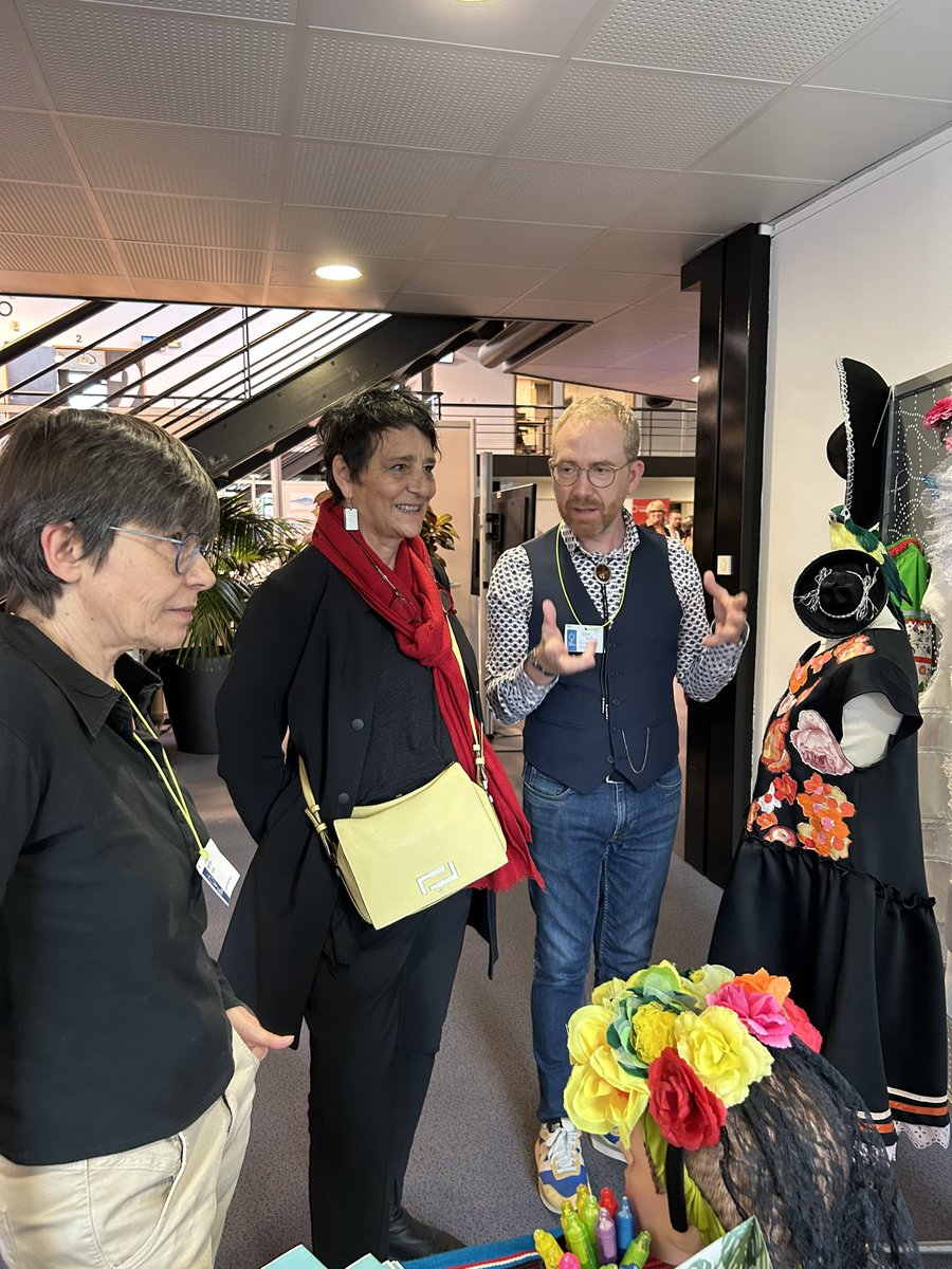 CardieNice's tweet photo. #JNI2023 
L’action ¡Viva la Frida ! lauréate de @AcademieNice est honorée de recevoir la rectrice @HeleneInsel sur le stand pour lui raconter l’aventure de 5 établissements 💄💐👩‍🍳👗 🇪🇸 
Retrouvez le teaser 📽️⤵️ 
https://t.co/v6K1Q9legN https://t.co/BgtJIZ6ift