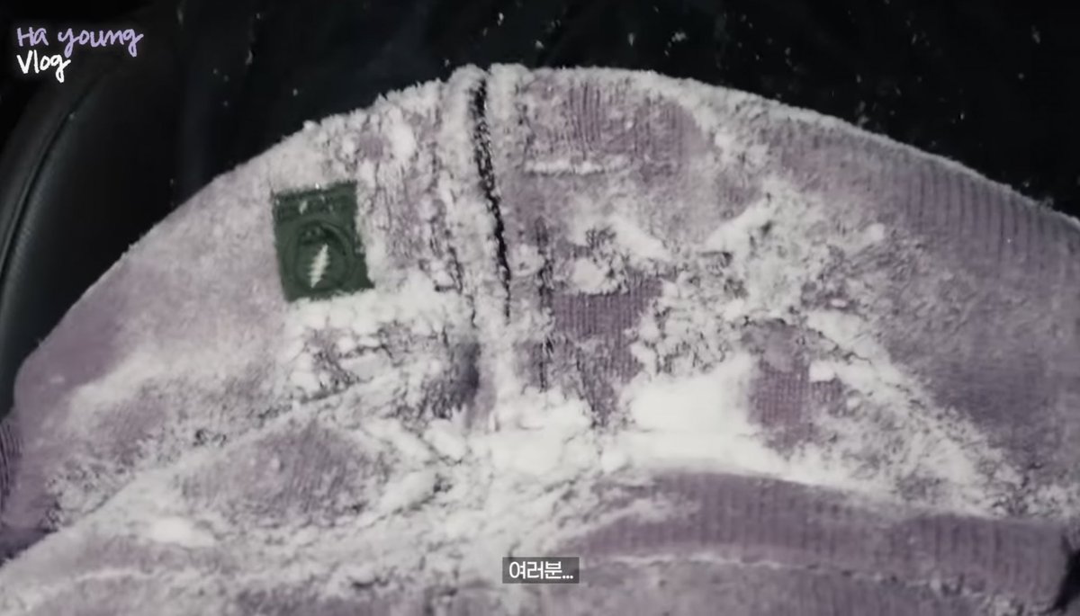 hine_yeon's tweet image. 송하영ㅋㅋㅋㅋㅋㅋㅋㅋㅋㅋㅋㅋ
차에 쌓인 눈 치우다가 옷에 눈 다 묻음ㅜ