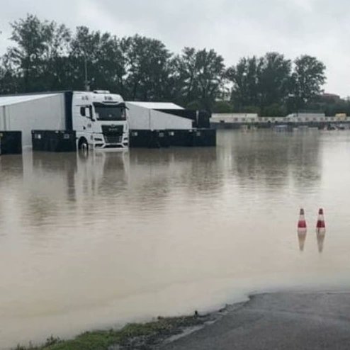 Julien_FEBREAU's tweet photo. Pour ceux (rares !) qui n'ont pas compris la décision qui vient d'être prise d'annuler le GP...

Premièrement, pensez aux populations touchées et aux secouristes qui tentent de les aider en ce moment. 

Deuxièmement, constatez par vous même que l'épreuve n'était  pas tenable. https://t.co/s1N9y8ytUB