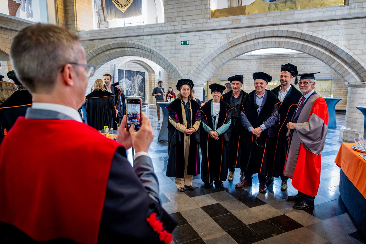 LucSels's tweet photo. Foto van een foto van kersvers @KU_Leuven-eredoctor Mark Williams en vrienden. @PPW_KULeuven @LMC_Mindfulness. https://t.co/NiACzXuyck