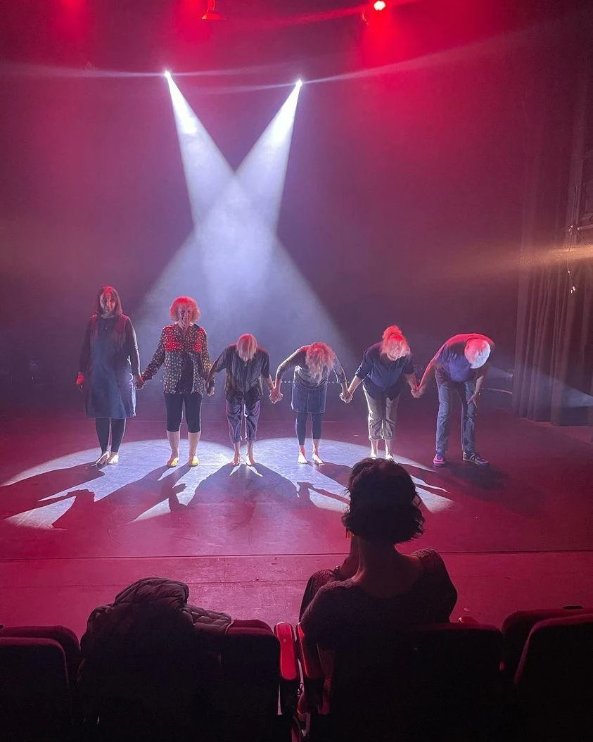 #ThirdBiteDance performing 'Rest n Roll' on Sat night @EnableUsProject @emergence_dance @jossarnottdance 🥳

📸 Here's the company practicing their bows with our artistic director @LucyHaighton in the tech rehearsal before the show. 

#50cds #contemporarydance #performance