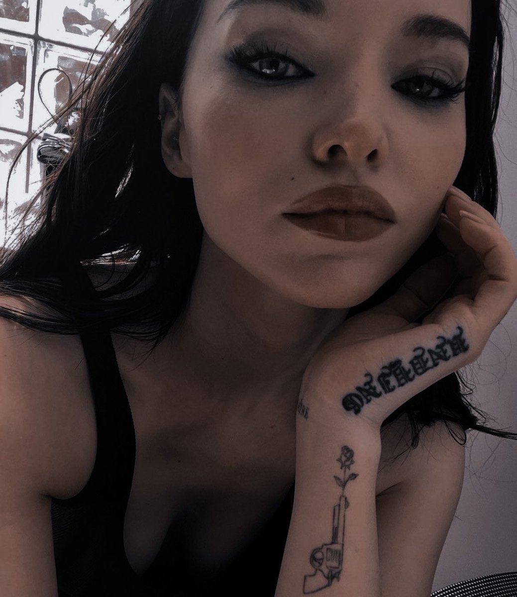 𝙄’𝙢 𝙮𝙤𝙪𝙧 𝙗𝙤𝙮𝙛𝙧𝙞𝙚𝙣𝙙 𝙣𝙤𝙬 , 𝙉𝙖𝙣𝙘𝙮 . . .