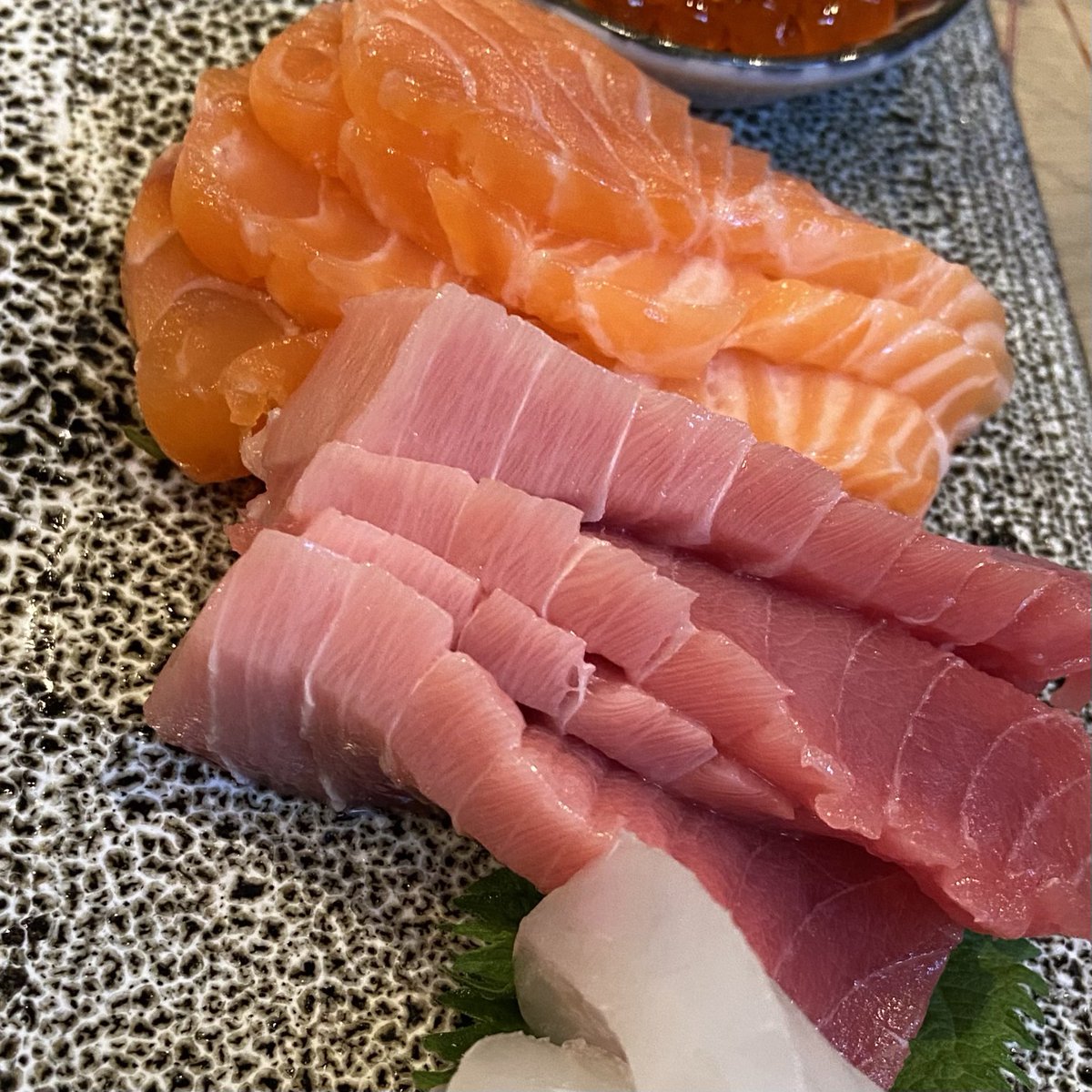 itfeelword's tweet photo. ร้านนี้โคตรอร่อยย สดแบบมากๆๆๆๆ อยากมาป้ายยาคนไปญี่ปุ่นเลย เป็นปลาดิบที่เนื้อเด้ง นุ่ม ละลายแบบเวอร์มาก โฮตาเตะคือไม่คาวเลย อุนิกับกุ้งคือเดอะเบส หวานอร่อยแสงออกปาก ใครมีโอกาสไปเที่ยวญี่ปุ่นแนะนำร้านนี้เลย ที่ตลาดปลาซึกิจิ โตเกียว ดี! 🍣🇯🇵#รีวิวญี่ปุ่น #รีวิวโตเกียว https://t.co/f2fI5mdREf