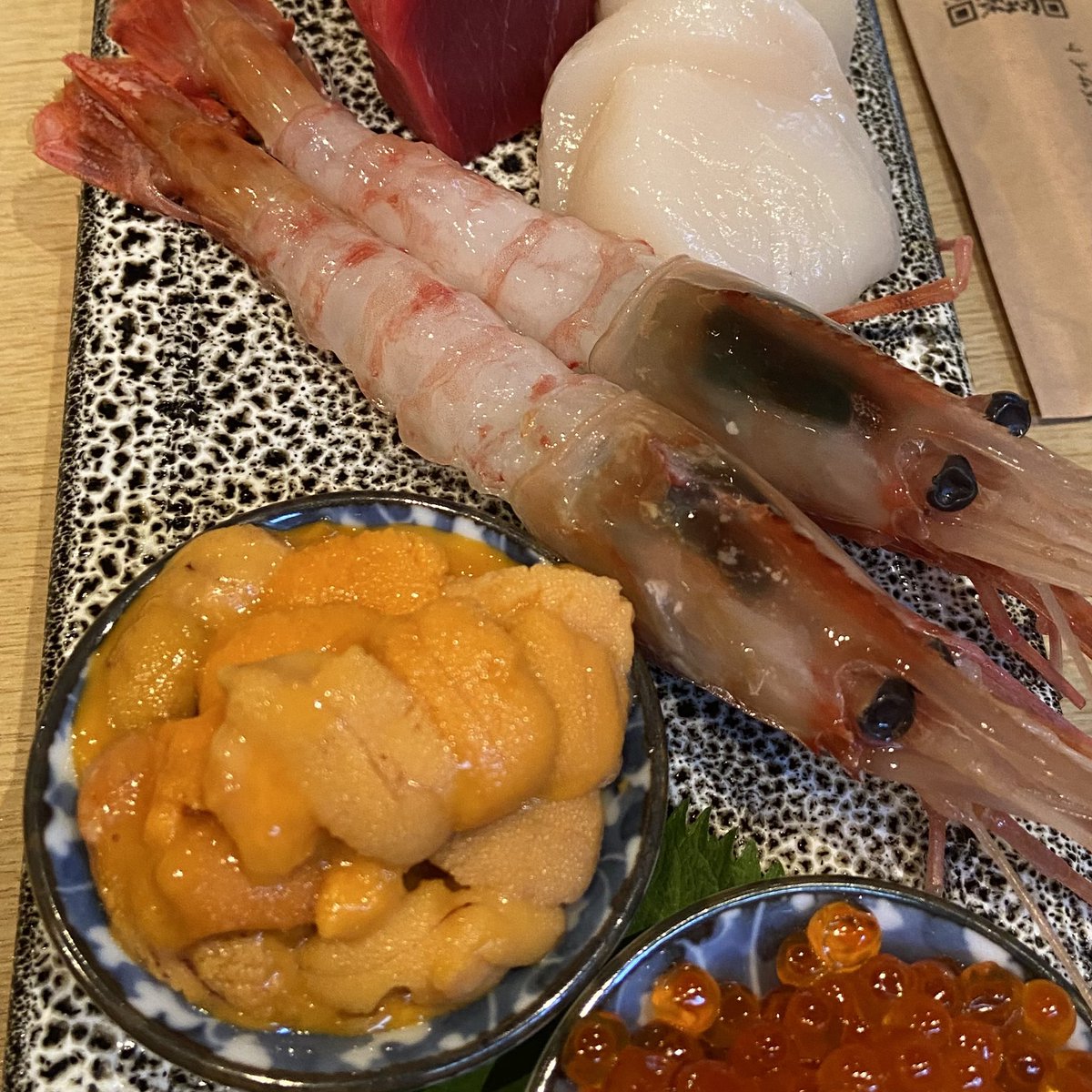 itfeelword's tweet photo. ร้านนี้โคตรอร่อยย สดแบบมากๆๆๆๆ อยากมาป้ายยาคนไปญี่ปุ่นเลย เป็นปลาดิบที่เนื้อเด้ง นุ่ม ละลายแบบเวอร์มาก โฮตาเตะคือไม่คาวเลย อุนิกับกุ้งคือเดอะเบส หวานอร่อยแสงออกปาก ใครมีโอกาสไปเที่ยวญี่ปุ่นแนะนำร้านนี้เลย ที่ตลาดปลาซึกิจิ โตเกียว ดี! 🍣🇯🇵#รีวิวญี่ปุ่น #รีวิวโตเกียว https://t.co/f2fI5mdREf