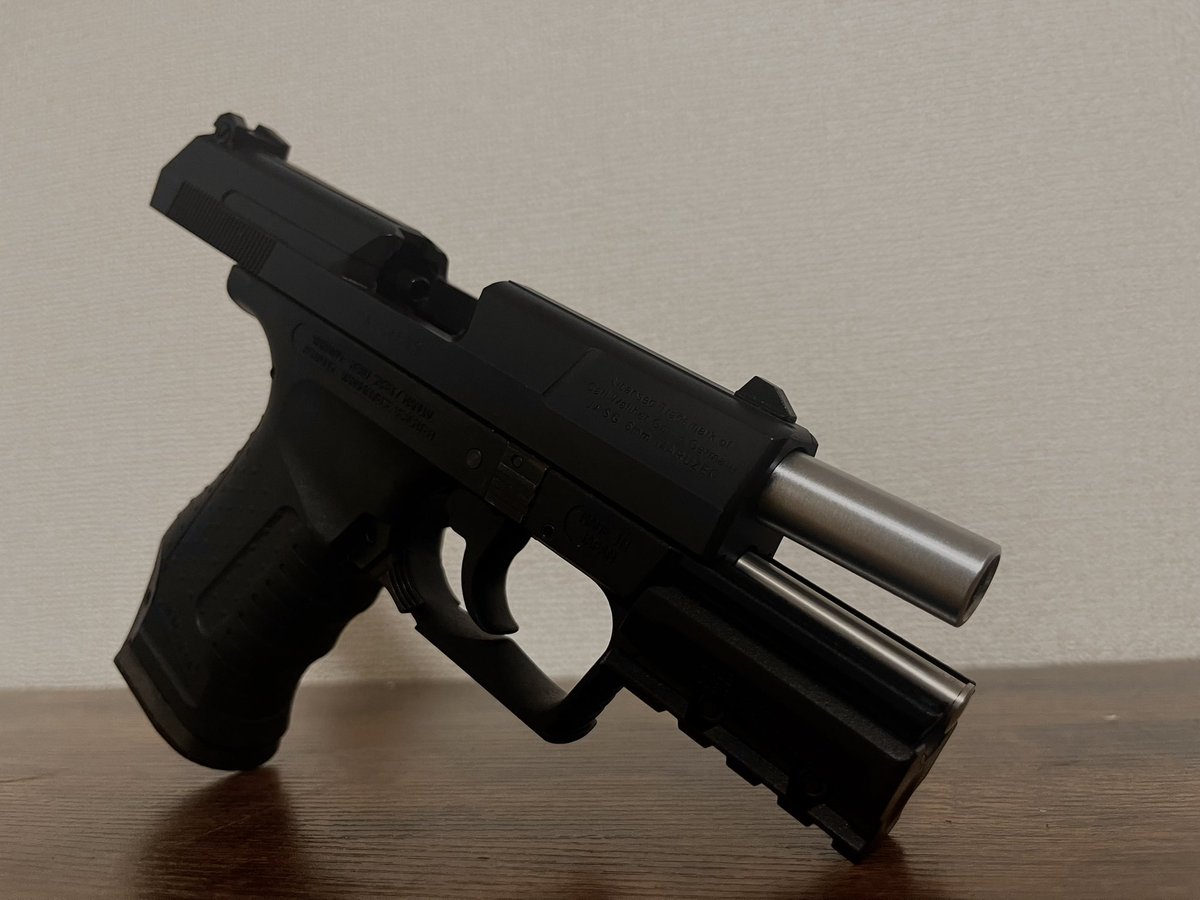 sanctifiedmind7's tweet image. とうとうシルバーアウターバレルを組んだ。
現段階で手に入る物は全て組み込んだ一丁が出来上がったゾ。
本来はあと150%スプリングとアルミスライドを
組みたいけど現状手に入らないから現在の完成形。
もう一丁も磨いてシルバーアウターバレルにして
マウントつければ完璧！
エロい！
#P99