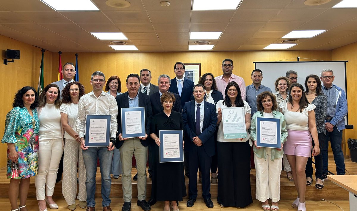 Agencia de Calidad Sanitaria de Andalucía (@calidadacsa) on Twitter photo Hoy estamos en #Almería con <a href="/juanbelmena/">Juan de la Cruz Belmonte Mena</a> celebrando el acto de entrega de la #certificación de <a href="/calidadACSA/">Agencia de Calidad Sanitaria de Andalucía</a> a cuatro unidades de la provincia. Nos acompañan los responsables de las unidades certificadas, y miembros de sus equipos directivos. <a href="/HUniv_Poniente/">Hospital Universitario Poniente</a> <a href="/AgsnaO/">AGSNA OFICIAL</a> <a href="/DAPAlmeria/">Distrito Sanitario Almería</a> Hoy estamos en #Almería con <a href="/juanbelmena/">Juan de la Cruz Belmonte Mena</a> celebrando el acto de entrega de la #certificación de <a href="/calidadACSA/">Agencia de Calidad Sanitaria de Andalucía</a> a cuatro unidades de la provincia. Nos acompañan los responsables de las unidades certificadas, y miembros de sus equipos directivos. <a href="/HUniv_Poniente/">Hospital Universitario Poniente</a> <a href="/AgsnaO/">AGSNA OFICIAL</a> <a href="/DAPAlmeria/">Distrito Sanitario Almería</a>